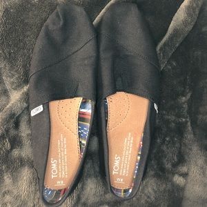 Tom’s all black canvas shoes
